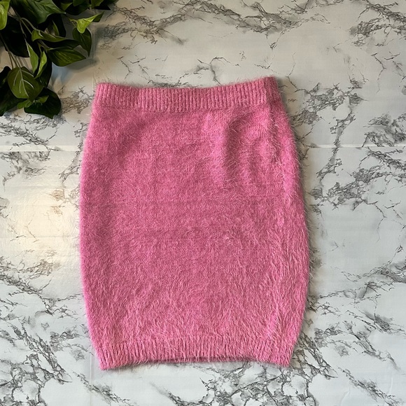 ‼️NO LONGER AVAILABLE‼️ Pink Fuzzy Mini Skirt Set! - Picture 3 of 7